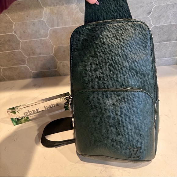 Louis Vuitton Avenue SlingBag Tiaga Leather Green - Picture 3 of 16